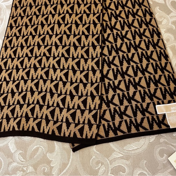 Michael Kors MK Signature Scarf/Shawl - Picture 9 of 10